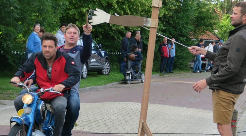 Ringrijden op oldtimer brommers
